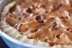 Æbletærte med karamel af kondenseret mælk - sød og lækker