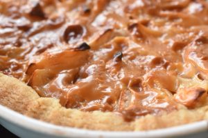 Æbletærte med karamel af kondenseret mælk - sød og lækker