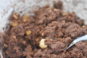 Chokolade cookies med nødder - dejen røres