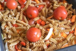 Koteletter med pasta og tomat - one pot i ovn