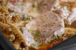 Koteletter med pasta og tomat - one pot i ovn