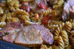 Koteletter med pasta og tomat - one pot i ovn