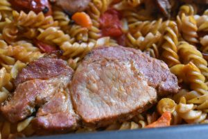 Koteletter med pasta og tomat - one pot i ovn