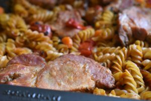 Koteletter med pasta og tomat - one pot i ovn