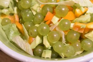 Salat med vindruer, avocado og peberfrugt - frisk og lækker
