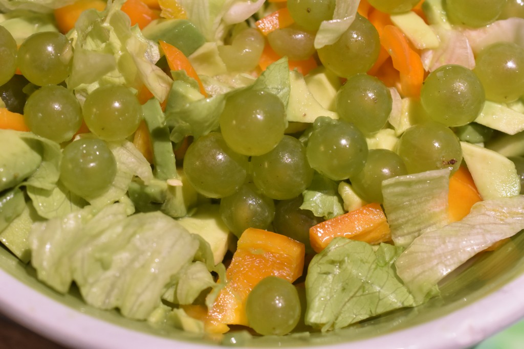 Salat med vindruer, avocado og peberfrugt - nem og lækker