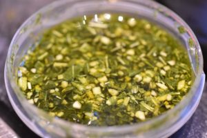 Tomatsalat med pesto - nem salat på 5 minutter