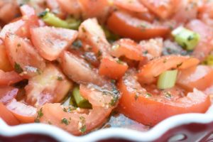 Tomatsalat med pesto - nem salat på 5 minutter