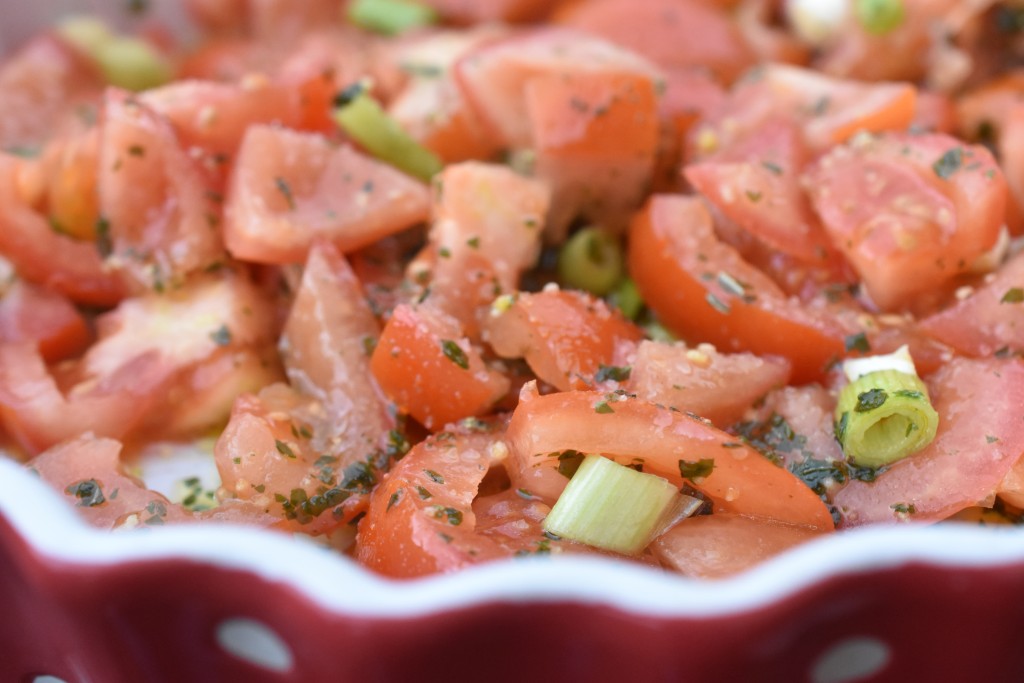 Tomatsalat med pesto - nem salat på 5 minutter