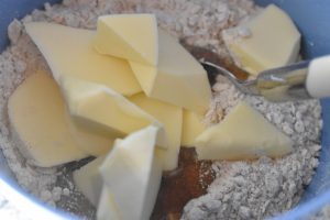 Æble crumble kage med sirup og havregryn