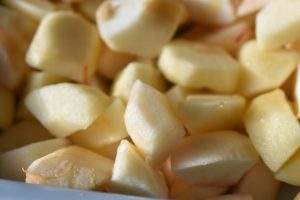 Æble crumble kage med sirup og havregryn