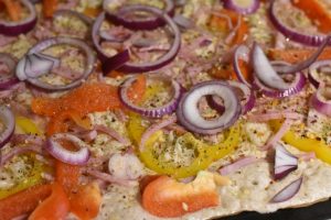 Pizza - nem, sprød og lækker med rugmel, løg og bacon