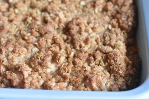 Æble crumble kage med sirup og havregryn