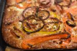 • nogetiovnen.dk Pizza - nem, sprød og lækker med rugmel, løg og bacon