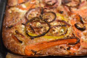 Pizza - nem, sprød og lækker med rugmel, løg og bacon
