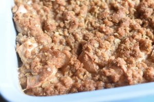 Æble crumble kage med sirup og havregryn