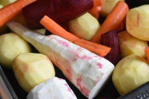 Glaseret bayonneskinke i ovn med rodfrugter