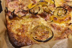 Pizza - nem, sprød og lækker med rugmel, løg og bacon