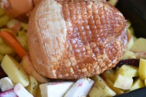 Glaseret bayonneskinke i ovn med rodfrugter