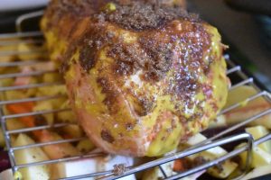 Glaseret bayonneskinke i ovn med rodfrugter