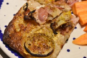 Pizza - nem, sprød og lækker med rugmel, løg og bacon