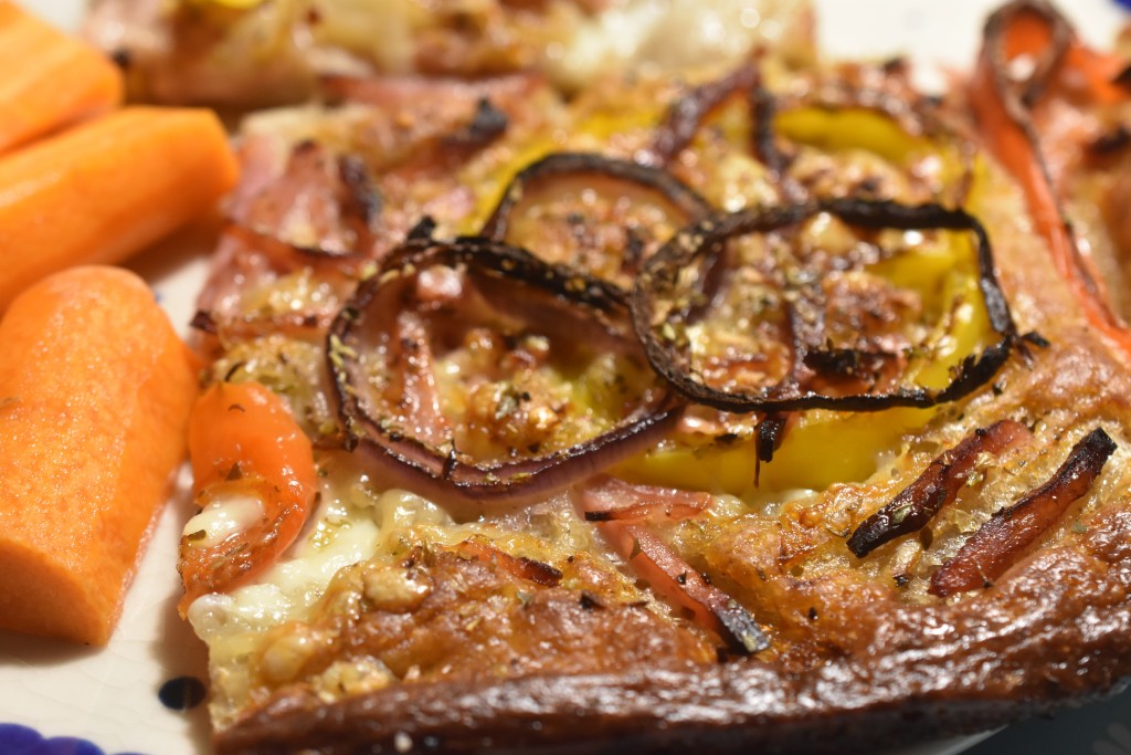 Pizza - nem, sprød og lækker med rugmel, løg og bacon