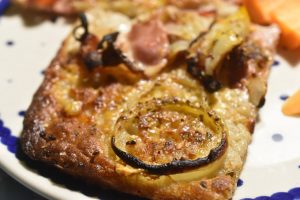 Pizza - nem, sprød og lækker med rugmel, løg og bacon