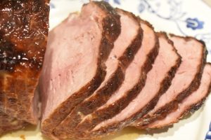 Glaseret bayonneskinke i ovn med rodfrugter