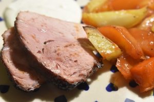 Glaseret bayonneskinke i ovn med rodfrugter