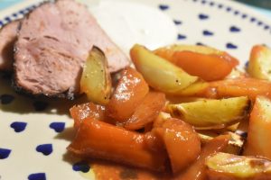 Glaseret bayonneskinke i ovn med rodfrugter