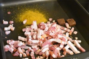 Bacon, bouillon og karry svitses