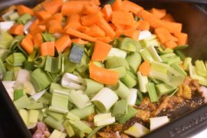 Porrer og gulerødder svitses med