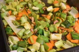 Gulerødderog porrer svitses med