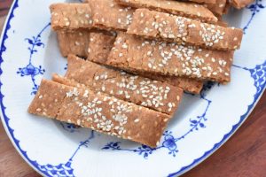 DSC_3911 • nogetiovnen.dk Sesam småkager - karamelsnitter med sesamfrø