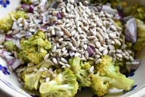 Broccoli salat med bacon & æbler - opskrift