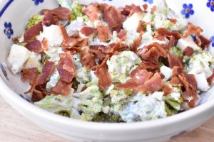 Broccoli salat med bacon & æbler - opskrift