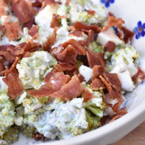 Broccoli salat med bacon & æbler - opskrift