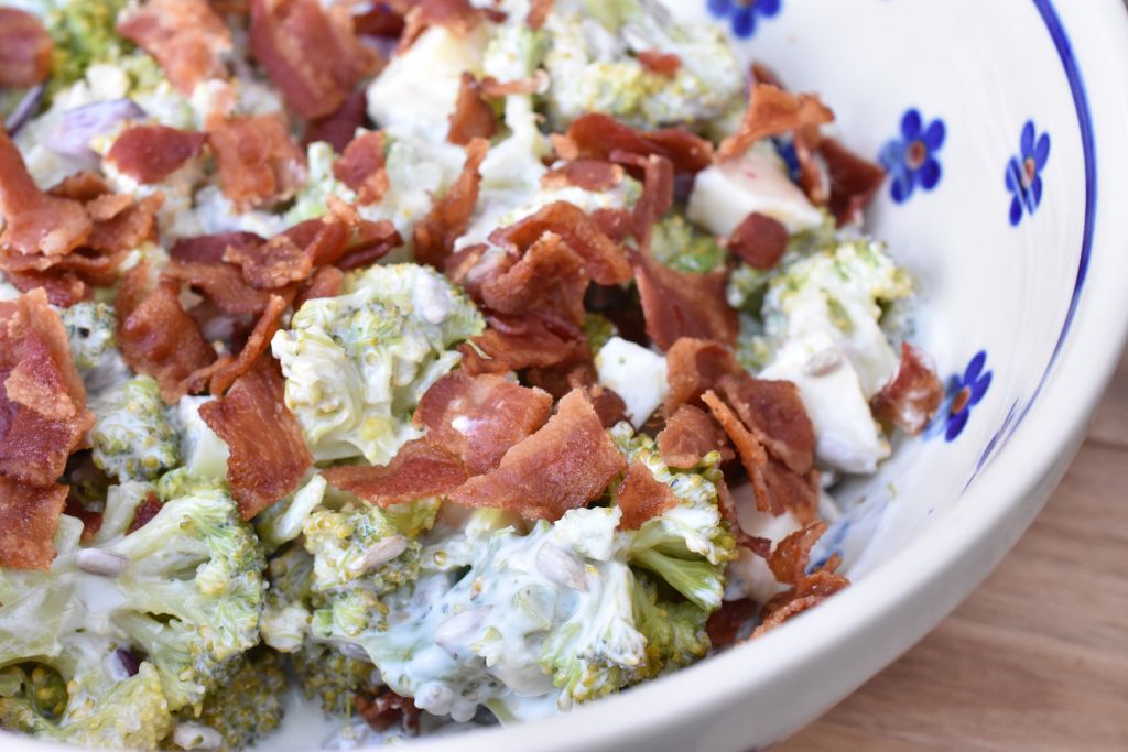 Broccoli salat med bacon & æbler - opskrift