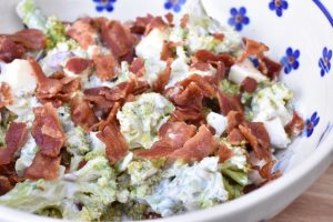 Broccoli salat med bacon & æbler - opskrift