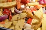 Græske kartofler med feta, peberfrugt, rødløg og timian