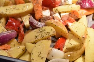 DSC_2988 • nogetiovnen.dk Græske kartofler med feta, peberfrugt, rødløg og timian