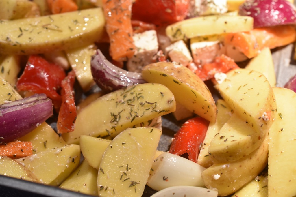 Græske kartofler med feta, peberfrugt, rødløg og timian