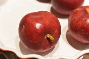 Bagte æbler med mandler, farin og kanel - nemt og lækkert