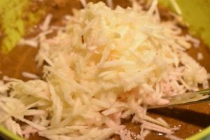 Krydderkage med æbler - nem æble ølkage 