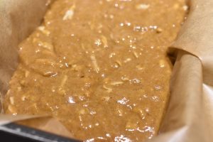 Ølkage med æbler og mandler - saftig og lækker krydderkage