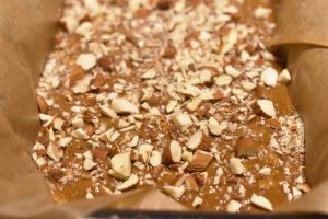 Ølkage med æbler og mandler - saftig og lækker krydderkage