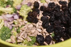 Broccoli salat med bacon & æbler - opskrift