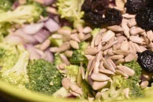 Broccoli salat med bacon & æbler - opskrift