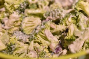 Broccoli salat med bacon & æbler - opskrift