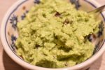 Guacamole med hvidløg og rødløg - nemt og lækkert avocadodip